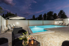 Villa Star 2 luxury apartment with a pool